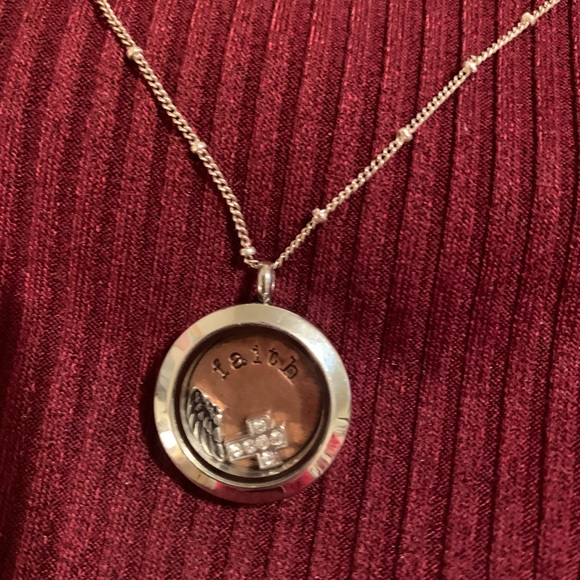 Origami Owl Jewelry - Origami Owl 🦉 Locket with Faith inspired Pendant w/ faith plate charms and chain